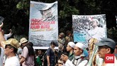 Poster Imam Besar FPI Rizieq Shihab tampak menemani massa yang melakukan kawal pembacaan putusan sengketa Pilpres oleh MK, Jalan Medan Merdeka Barat, Jakarta, 27 Juni 2019. (CNN Indonesia/Andry Novelino)