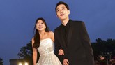Di red carpet of the 52nd annual BaekSang Art Awards di Seoul, Song Hye Kyo memilih gaun strapless mengembang bak putri kerajaan (AFP PHOTO / JUNG YEON-JE)