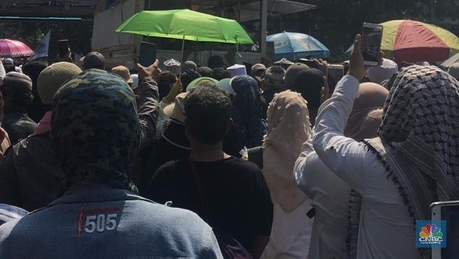 Mereka berdemo menunggu hasil sidang sengketa pilpres oleh Mahkamah Konstitusi siang nanti.