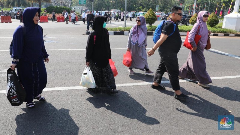 Mereka berdemo menunggu hasil sidang sengketa pilpres oleh Mahkamah Konstitusi siang nanti.