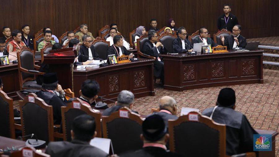 Mahkamah Konstitusi (MK) menganggap dalil gugatan Tim Kuasa Hukum Prabowo-Sandi yang mengklaim menang 52% tidak beralasan.