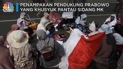 Penampakan Pendukung Prabowo yang Setia Menanti Putusan MK