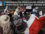 Penampakan Pendukung Prabowo yang Setia Menanti Putusan MK