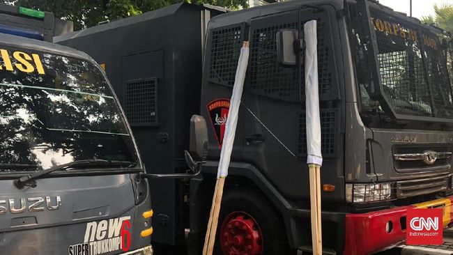 Spanduk Peringatan Gas Air Mata Disiapkan untuk Massa di MK