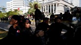 Petugas polisi pun dikerahkan untuk menjaga massa aksi, sekaligus menjamin keamanan pembacaan putusan sidang sengketa Pilpres 2019 di Mahkamah Konstitusi (MK). (REUTERS/Willy Kurniawan)