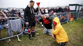 Di antara segala kegembiraan, minuman beralkohol menjadi kesukaan para penonton. (REUTERS/Henry Nicholls)