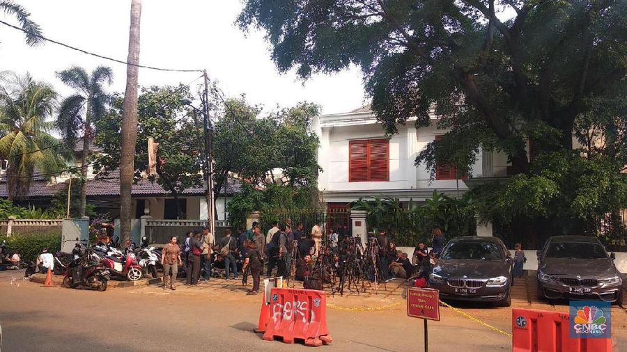 Didalam rumah, Prabowo beserta tim dan Sandiaga Uno mengadakan nonton bersama sidang putusan sengketa pilpres.
