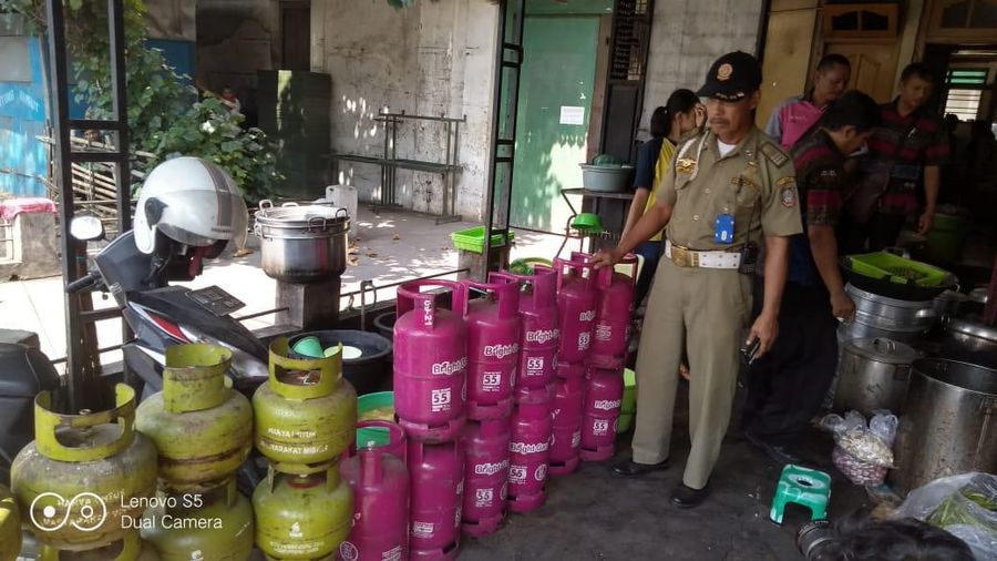 Dari sidak di beberapa rumah makan yang berlokasi di Kota Solo, ditemukan rata-rata konsumsi LPG bersubsidi 3 kg lebih dari 300 tabung setiap minggunya.
