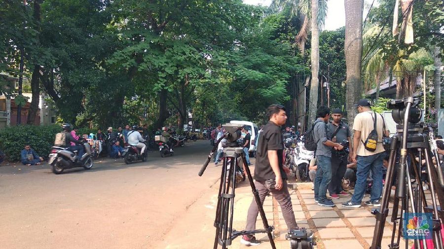 Didalam rumah, Prabowo beserta tim dan Sandiaga Uno mengadakan nonton bersama sidang putusan sengketa pilpres.