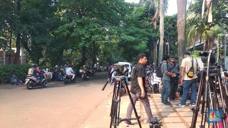 Didalam rumah, Prabowo beserta tim dan Sandiaga Uno mengadakan nonton bersama sidang putusan sengketa pilpres.
