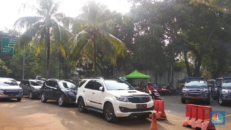 Didalam rumah, Prabowo beserta tim dan Sandiaga Uno mengadakan nonton bersama sidang putusan sengketa pilpres.