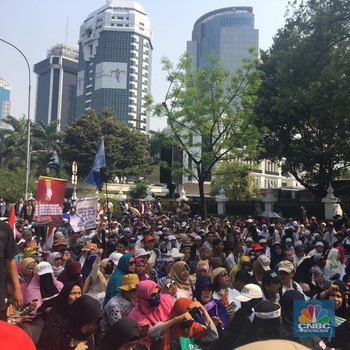 Penampakan Pendukung Prabowo yang Khusyuk Pantau Sidang MK