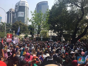 Penampakan Pendukung Prabowo yang Khusyuk Pantau Sidang MK