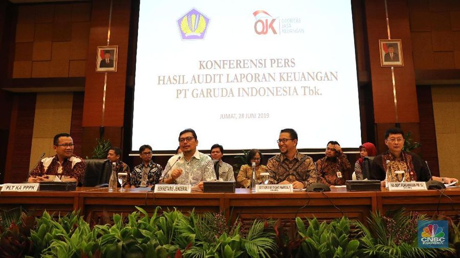 Otoritas Jasa Keuangan (OJK) dan Kementerian Keuangan (Kemenkeu) menjatuhkan sanksi administrasi kepada PT Garuda Indonesia.