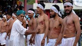 Ada juga yang mengoleskan minyak 'nyualaing matetu' (minyak tasala), konon mujarab mengobati patah tulang dan luka memar. Dalam beberapa minggu, luka-luka ini akan sembuh tanpa berbekas. (ANTARA FOTO/Atika Fauziyyah)