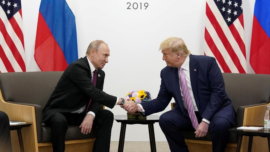 Russia's President Vladimir Putin and U.S. President Donald Trump shake hands during a bilateral meeting at the G20 leaders summit in Osaka, Japan, June 28, 2019.  REUTERS/Kevin Lamarque     TPX IMAGES OF THE DAY