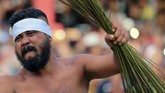 Ukuwala Mahiate diikuti 20 peserta dari kedua desa yang saling berhadapan dengan memegang sapu lidi di kedua tangan. Kedua kelompok mulai saling mengayunkan lidi saat suling mulai ditiup. (ANTARA FOTO/Atika Fauziyyah)