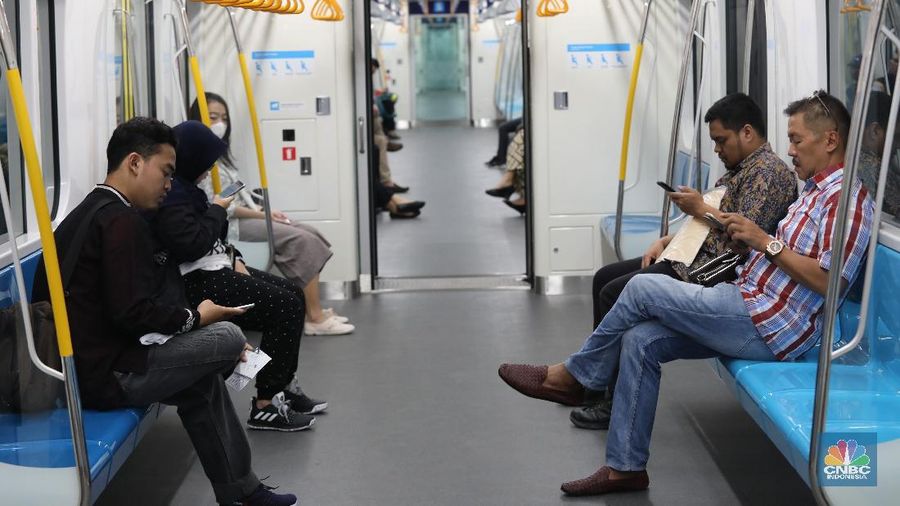 Sebanyak empat kereta MRT Jakarta terjebak di jalur bawah tanah akibat pemadaman aliran listrik dari PT PLN (Persero).