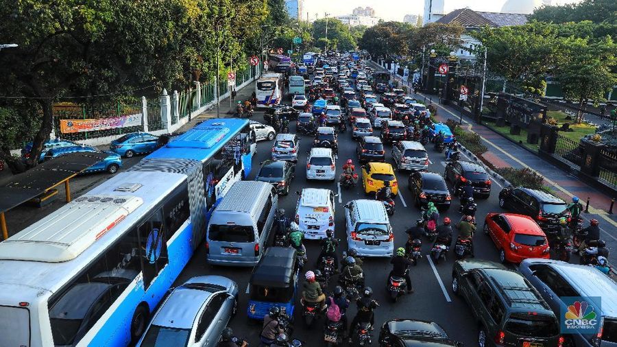 Pembatasan usia kendaraan berusia 10 tahun di DKI Jakarta, mirip yang diterapkan di Singapura?