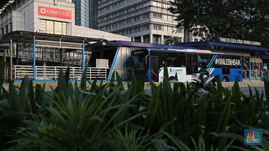 Warga berjalan di pedestrian kawasan Senayan, Jakarta, Jumat (28/6). Jakarta diakui sebagai satu dari tiga kota terbaik dunia. Apresiasi ini diberikan untuk perbaikan sistem transportasi dan mobilitas kota. Pantauan CNBC Indonesia saat berjalan dikawasan pedestrian Jakarta,  para pejalan kaki warga Ibukota menikmati pedestrian sebagai ruang khusus untuk pejalan kaki yang sesuai fungsinya sebagai sarana pencapaian yang dapat melindungi pejalan kaki. Jakarta masuk ke posisi tiga besar bersama Pune (India), dan Kigali (Rwanda), setelah sebelumnya masuk posisi 15 besar dari 200 kota besar dunia. Bersykurnya lagi sekaligus membuat bangga, Jakarta berhasil mengalahkan kota-kota dunia seperti Kingston (Kanada), Richmond (Amerika Serikat), Bogota (Kolombia), dan banyak lainnya. Sustainable Transport Award (STA) adalah ajang penghargaan tahunan yang menilai perbaikan mobilitas kota dan inovasi sistem transportasi. Dalam STA, visi, konsep, dan eksekusi yang dijalankan setiap kota dinilai oleh komite yang terdiri dari lembaga-lembaga global seperti Institute for Transportation and Development Policy (ITDP), Bank Dunia, International Council for Local Environmental Initiatives (ICLEI) dan lainnya.  (CNBC Indonesia/Muhammad Sabki)