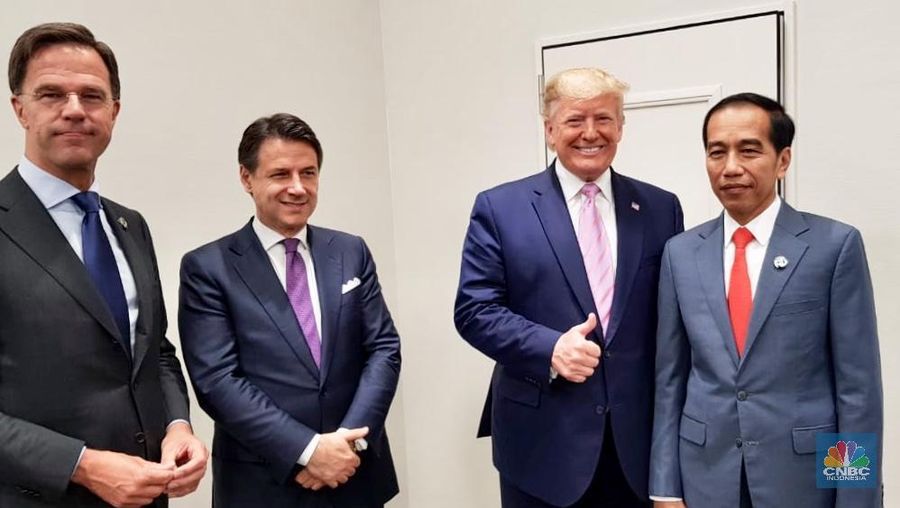 Menunggu rangkaian acara pada KTT G20 2019, terlihat Jokowi berbincang santai dengan para pemimpin negara di Osaka, Jepang, Jumat (28/06/2019)