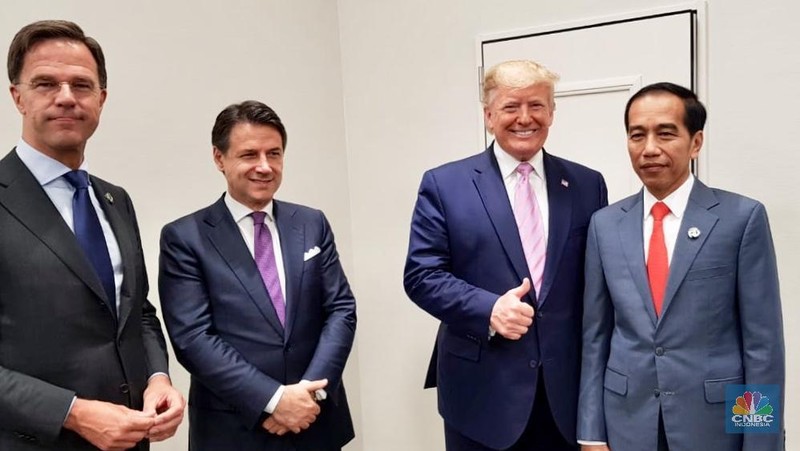 Menunggu rangkaian acara pada KTT G20 2019, terlihat Jokowi berbincang santai dengan para pemimpin negara di Osaka, Jepang, Jumat (28/06/2019)