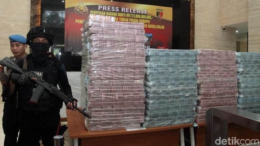 Polri menahan Nur Pamudji atas kasus korupsi pengadaan BBM jenis High Speed Diesel (HSD) PT PLN tahun 2010