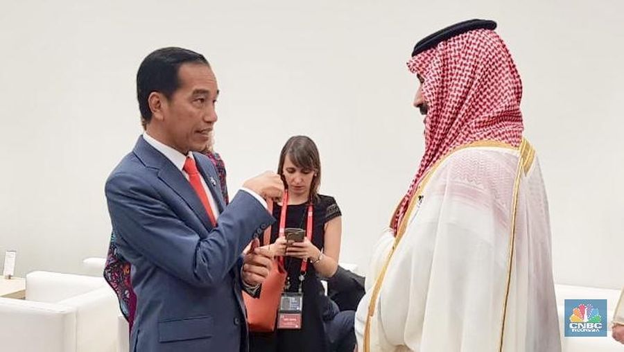 Menunggu rangkaian acara pada KTT G20 2019, terlihat Jokowi berbincang santai dengan para pemimpin negara di Osaka, Jepang, Jumat (28/06/2019)