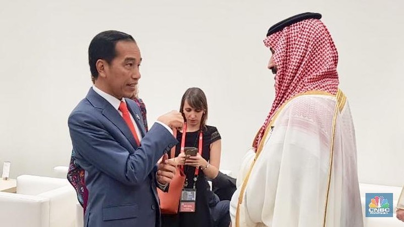 Menunggu rangkaian acara pada KTT G20 2019, terlihat Jokowi berbincang santai dengan para pemimpin negara di Osaka, Jepang, Jumat (28/06/2019)