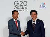 Shinzo Abe Telepon Jokowi, Beri Rp 217 M Perangi Corona