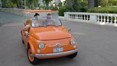 Fiat 500 D Jolly Beach produksi 1957 melakukan perjalanan di pameran mobil klasik di Monte-Carlo, Monako mulai 27-30 Juni 2019. (Photo by VALERY HACHE / AFP)