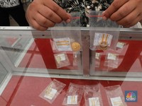 Tak Naik & Tak Turun Juga, Harga Emas Pilih Anteng Dulu