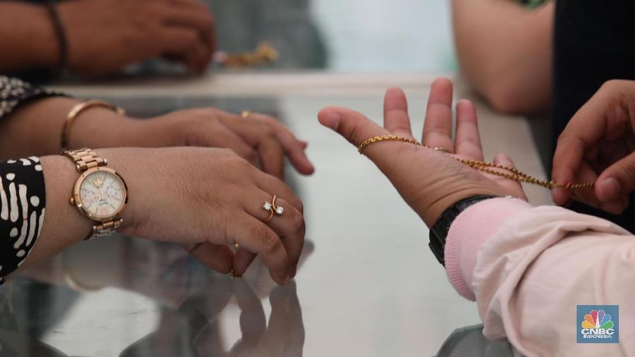 Masyarakat mengunjungi bazzar emas di kantor pusat pegadaian, Jalan Kramat Raya, Jakarta Pusat, Jumat (28/6/2019).

Setiap hari Jumat, Pegadaian selalu menyelenggarakan lelang emas. Biasanya, ada beberapa barang yang turut dilelang, seperti barang elektronik hingga kendaraan. 

Namun berdasarkan pantauan, yang paling dikerubungi adalah perhiasan emas dengan harga mencapai Rp 9 juta.

Meningkatnya kebutuhan masyarakat terhadap ekonomi membuat banyak orang menggadaikan barang berharga guna memenuhi kebutuhan yang mendesak.

Pegadaian mencatat investasi masyarakat dalam bentuk emas mencapai 2,1 ton pada tahun lalu. Hingga kini, investasi tabungan emas sudah dimiliki 1,4 juta penabung. (CNBC Indonesia/Muhammad Sabki)