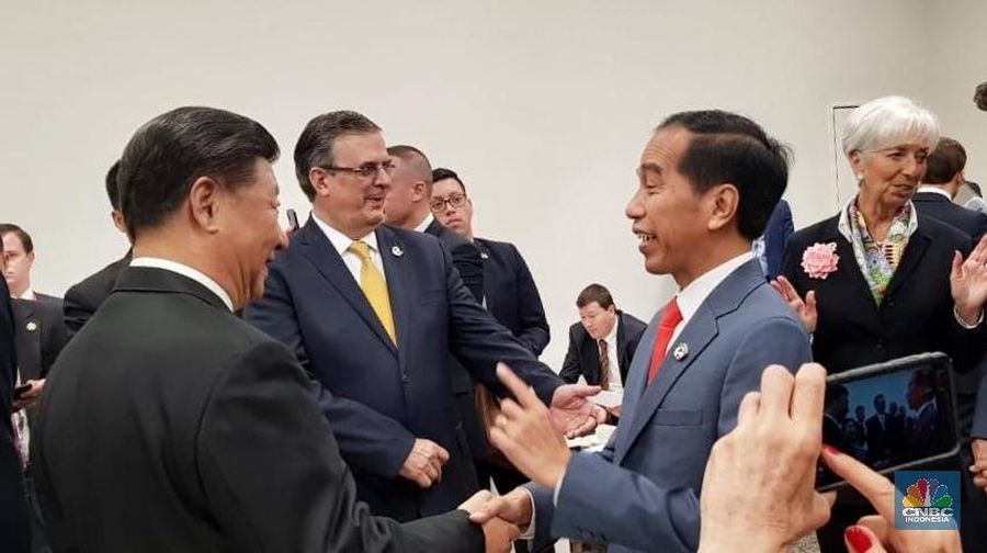 Menunggu rangkaian acara pada KTT G20 2019, terlihat Jokowi berbincang santai dengan para pemimpin negara di Osaka, Jepang, Jumat (28/06/2019)