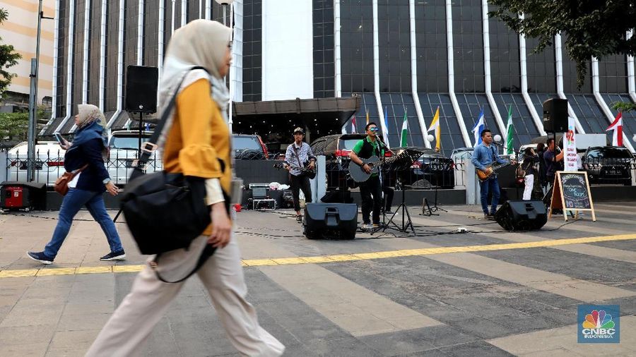 Warga berjalan di pedestrian kawasan Senayan, Jakarta, Jumat (28/6). Jakarta diakui sebagai satu dari tiga kota terbaik dunia. Apresiasi ini diberikan untuk perbaikan sistem transportasi dan mobilitas kota. Pantauan CNBC Indonesia saat berjalan dikawasan pedestrian Jakarta,  para pejalan kaki warga Ibukota menikmati pedestrian sebagai ruang khusus untuk pejalan kaki yang sesuai fungsinya sebagai sarana pencapaian yang dapat melindungi pejalan kaki. Jakarta masuk ke posisi tiga besar bersama Pune (India), dan Kigali (Rwanda), setelah sebelumnya masuk posisi 15 besar dari 200 kota besar dunia. Bersykurnya lagi sekaligus membuat bangga, Jakarta berhasil mengalahkan kota-kota dunia seperti Kingston (Kanada), Richmond (Amerika Serikat), Bogota (Kolombia), dan banyak lainnya. Sustainable Transport Award (STA) adalah ajang penghargaan tahunan yang menilai perbaikan mobilitas kota dan inovasi sistem transportasi. Dalam STA, visi, konsep, dan eksekusi yang dijalankan setiap kota dinilai oleh komite yang terdiri dari lembaga-lembaga global seperti Institute for Transportation and Development Policy (ITDP), Bank Dunia, International Council for Local Environmental Initiatives (ICLEI) dan lainnya.  (CNBC Indonesia/Muhammad Sabki)