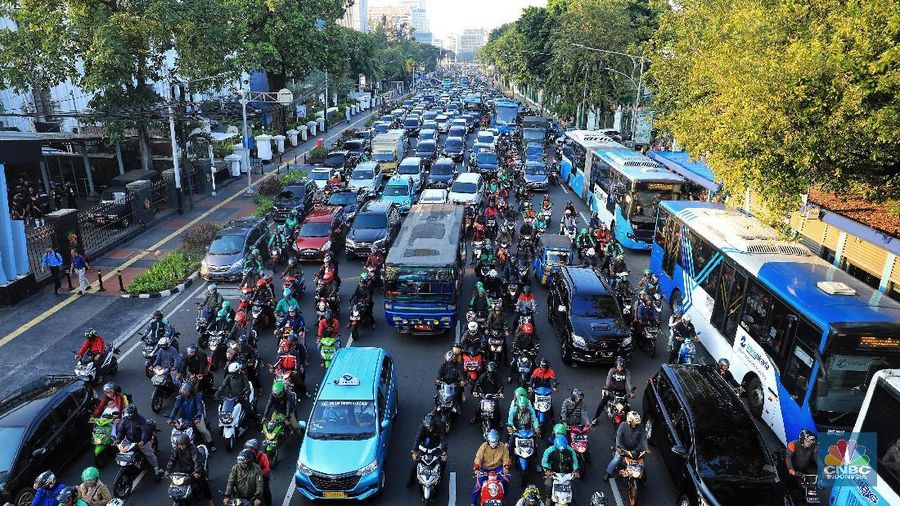 Di DKI lebih memilih melakukan kebijakan pembatasan usia kendaraan, sedangkan di Hanoi akan melakukan pelarangan.