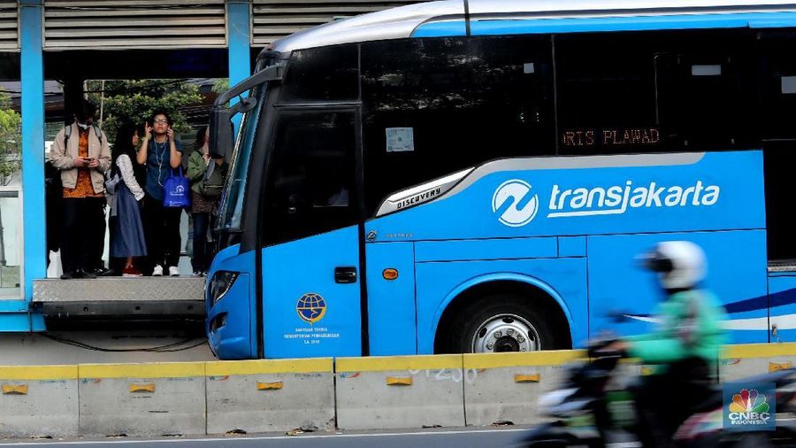 Presiden Joko Widodo (Jokowi) mengingatkan kepada seluruh kepala daerah untuk tetap menyediakan layanan transportasi publik