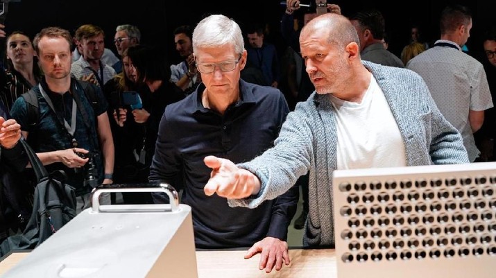 CEO Apple Tim Cook dan Chief Design Officer Jonathan Ive (R) meninjau Mac Pro baru saat Konferensi Pengembang Dunia tahunan Apple di San Jose, California, AS (2/6/2019). (REUTERS / Mason Trinca) FILE PHOTO: Apple CEO Tim Cook and Chief Design Officer Jonathan Ive (R) look over the new Mac Pro during Apple's annual Worldwide Developers Conference in San Jose, California, U.S. June 3, 2019. REUTERS/Mason Trinca