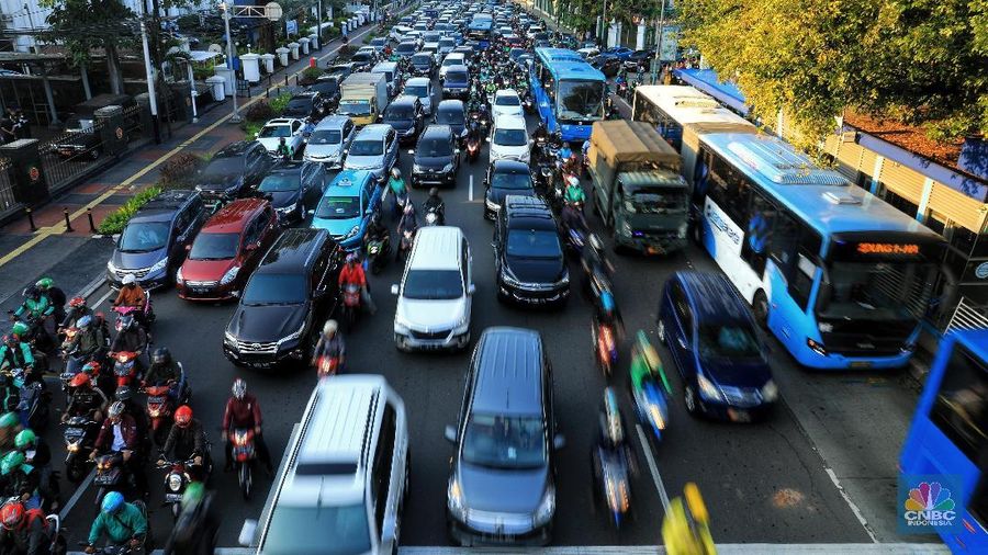 Gubernur Jakarta Anies Baswedan berencana mendorong penggunaan transportasi publik untuk menekan penggunaan kendaraan pribadi.