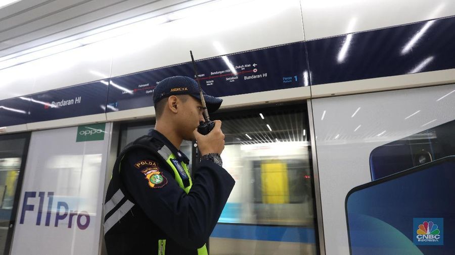 Pemadaman aliran listrik dari PT Perusahaan Listrik Negara (PLN) berdampak pada layanan transportasi massal.