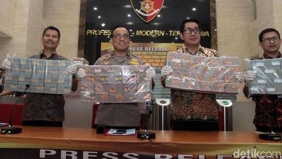 Polri menahan Nur Pamudji atas kasus korupsi pengadaan BBM jenis High Speed Diesel (HSD) PT PLN tahun 2010