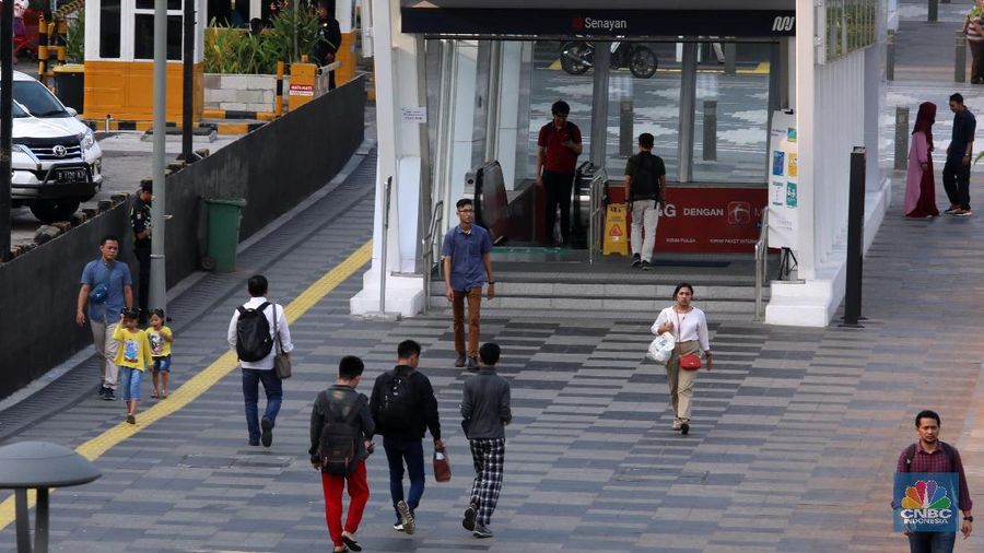 Warga berjalan di pedestrian kawasan Senayan, Jakarta, Jumat (28/6). Jakarta diakui sebagai satu dari tiga kota terbaik dunia. Apresiasi ini diberikan untuk perbaikan sistem transportasi dan mobilitas kota. Pantauan CNBC Indonesia saat berjalan dikawasan pedestrian Jakarta,  para pejalan kaki warga Ibukota menikmati pedestrian sebagai ruang khusus untuk pejalan kaki yang sesuai fungsinya sebagai sarana pencapaian yang dapat melindungi pejalan kaki. Jakarta masuk ke posisi tiga besar bersama Pune (India), dan Kigali (Rwanda), setelah sebelumnya masuk posisi 15 besar dari 200 kota besar dunia. Bersykurnya lagi sekaligus membuat bangga, Jakarta berhasil mengalahkan kota-kota dunia seperti Kingston (Kanada), Richmond (Amerika Serikat), Bogota (Kolombia), dan banyak lainnya. Sustainable Transport Award (STA) adalah ajang penghargaan tahunan yang menilai perbaikan mobilitas kota dan inovasi sistem transportasi. Dalam STA, visi, konsep, dan eksekusi yang dijalankan setiap kota dinilai oleh komite yang terdiri dari lembaga-lembaga global seperti Institute for Transportation and Development Policy (ITDP), Bank Dunia, International Council for Local Environmental Initiatives (ICLEI) dan lainnya. (CNBC Indonesia/Muhammad Sabki)