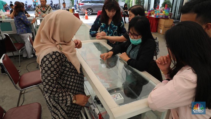 Antusias Warga Beli Emas Di Pelelangan Emas Masyarakat mengunjungi bazzar emas di kantor pusat pegadaian, Jalan Kramat Raya, Jakarta Pusat, Jumat (28/6/2019).
Setiap hari Jumat, Pegadaian selalu menyelenggarakan lelang emas. Biasanya, ada beberapa barang yang turut dilelang, seperti barang elektronik hingga kendaraan.
Namun berdasarkan pantauan, yang paling dikerubungi adalah perhiasan emas dengan harga mencapai Rp 9 juta.
Meningkatnya kebutuhan masyarakat terhadap ekonomi membuat banyak orang menggadaikan barang berharga guna memenuhi kebutuhan yang mendesak.
Pegadaian mencatat investasi masyarakat dalam bentuk emas mencapai 2,1 ton pada tahun lalu. Hingga kini, investasi tabungan emas sudah dimiliki 1,4 juta penabung. (CNBC Indonesia/Muhammad Sabki)