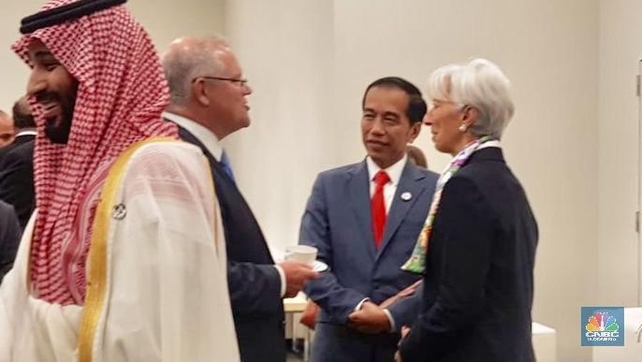 Menunggu rangkaian acara pada KTT G20 2019, terlihat Jokowi berbincang santai dengan para pemimpin negara di Osaka, Jepang, Jumat (28/06/2019)