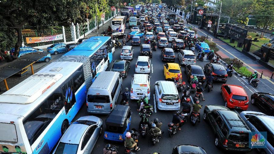 Ada berapa banyak mobil pribadi yang akan kena pembatasan usia kendaraan di 2025 nanti?