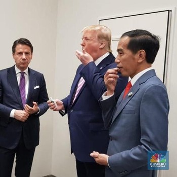 Santai Sejenak di KTT G20, Jokowi & Trump Berbagi Permen