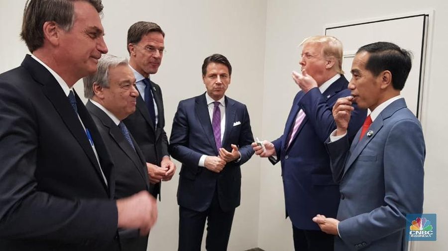 Menunggu rangkaian acara pada KTT G20 2019, terlihat Jokowi berbincang santai dengan para pemimpin negara di Osaka, Jepang, Jumat (28/06/2019)