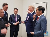 Santai Sejenak di KTT G20, Jokowi & Trump Berbagi Permen