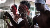 Upacara ritual 'ukuwala mahiate' atau pukul sapu merupakan upacara adat negeri Mamala yang dilaksanakan setiap tahun dilatarbelakangi pembanguan Masjid Mamala. (ANTARA FOTO/Atika Fauziyyah)