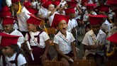 Seorang anak menguap saat perayaan kelulusan taman kanak-kanak di Havana, Kuba. (AP Photo/Ramon Espinosa)